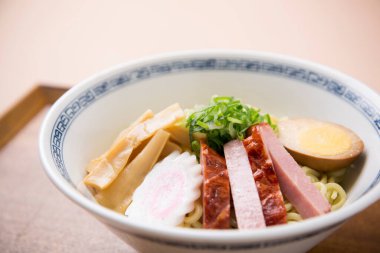 Japon erişteleri beyaz kasede servis edilir.