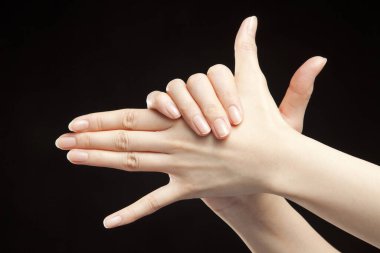 Siyah üzerine iki elin el hareketi