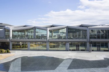 Modern ofis dışı mavi bulutlu gökyüzü