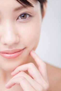 Mükemmel ciltli güzel bir Asyalı kadın. Yaklaş. Yüz bakımı ve kozmetoloji, güzellik ve kaplıca konsepti, kadın güzelliği