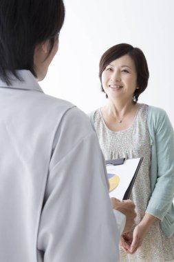 Kuryeden paket alan Asyalı kadın.