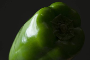 Siyah arkaplanda organik yeşil biber 