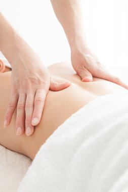 Genç bir kadın kaplıcada sıcak bir masajın keyfini çıkarıyor..