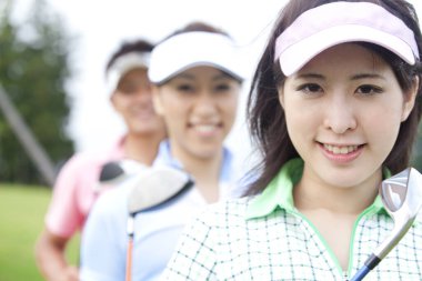 Genç kadın ve erkek golf sahasında.