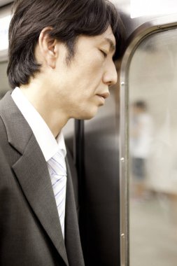 Metrodaki genç Asyalı adam.