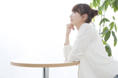 Masada oturan Asyalı kadın.