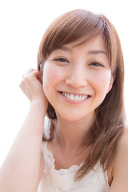 Evdeki gülümseyen genç kadın.