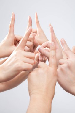 Eller beyaz arka planda parmaklar havada