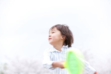 Badminton oynayan küçük Asyalı çocuğun portresi