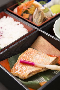 Bento 'da çeşitli lezzetli Asya yemekleri.