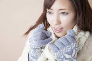 Kışlık giysili Asyalı kadın, stüdyo fotoğrafı. 