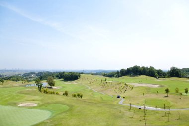 Altın bahçeli manzaralı bir arazi.