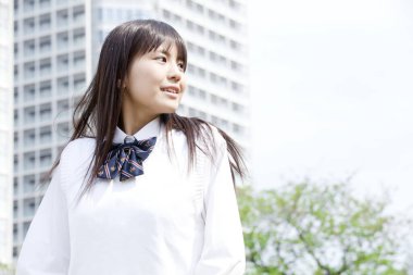 Yaz günü güzel Japon kız öğrencileri