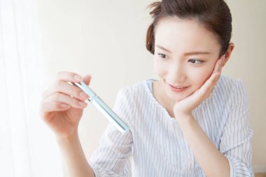 maskara ile genç kadın