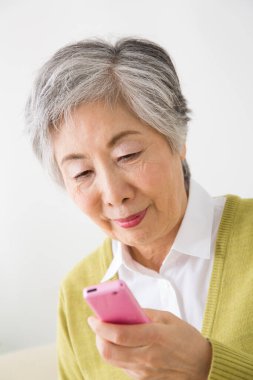 Üst düzey kadın Smartphone evde kullanma