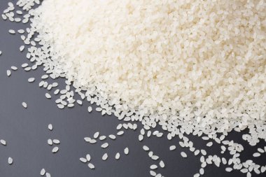 Koyu gri arkaplanda dağınık pirinç