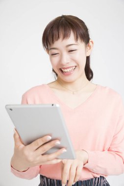 Beyaz arkaplanda dijital tablet kullanan Asyalı kadın 