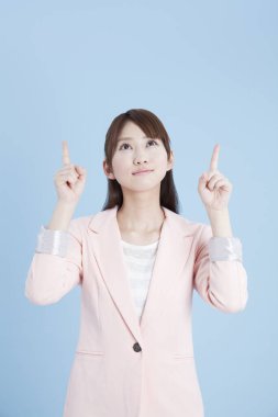 genç kadın yukarı dönük 