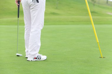 Yeşil çimlerde golf oyuncusu