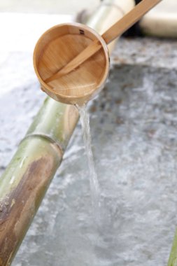 Su dolu bambu kasesi.