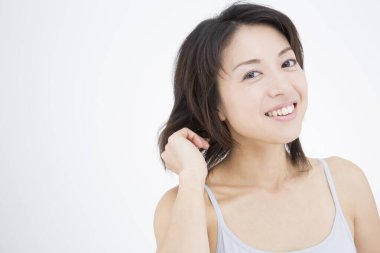 Beyaz arka planda gülümseyen güzel bir kadının portresi 