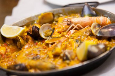 Limonlu ve midyeli deniz mahsullü paella.