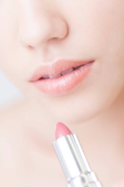 Ruj süren genç ve güzel bir kadın. Yakın plan.