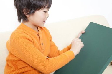 Kara tahtada çizim yapan çocuğu kapat. 