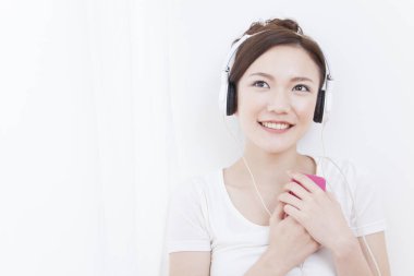 Kulaklıkla müzik dinleyen kadın