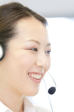 tebessüm eden Japon müşteri hizmetleri temsilcisi 