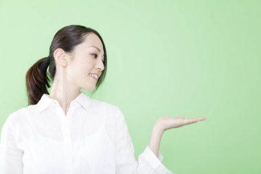 Genç kadın yeşil ekranda avuç içi gösteriyor