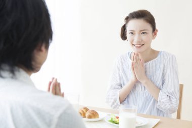 Güzel Asyalı kadın evde kocasıyla kahvaltı yapıyor.