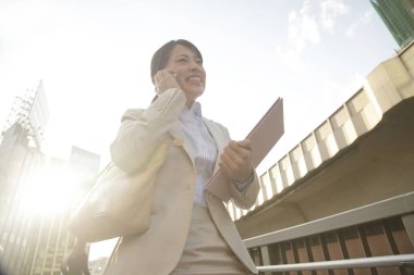 Sokakta cep telefonu kullanan kadın 
