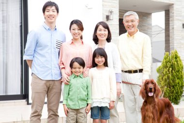 Büyük mutlu Asyalı aile portresi