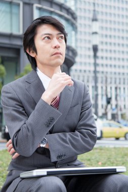 Yetişkin Japon iş adamının şehir sokaklarındaki portresi