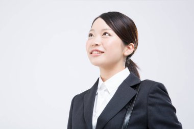 Uzaklara bakan Asyalı bir kadının portresi, stüdyo fotoğrafı. 