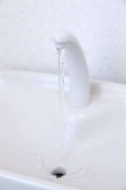 Su sıçraması - musluğun yakın görünümü