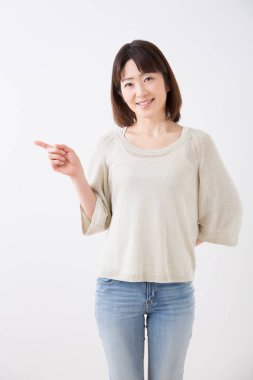 beyaz zemin üzerine parmağınızla işaret eden kadın