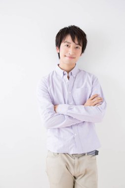 kollarını çapraz genç adam portresi