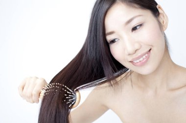 Genç, güzel Asyalı kadın, uzun siyah saçlı, stüdyo fotoğrafı. 