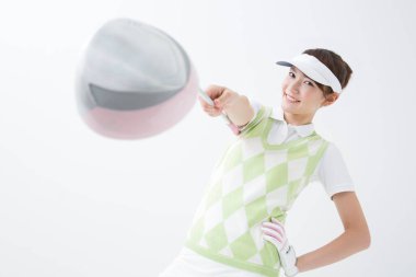 Güzel Asyalı kadın golfçünün portresini yakından çek. 