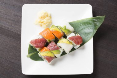 Geleneksel lezzetli suşi seti. Suşi menüsü. Japon mutfağı, restoran. Deniz ürünleri, Asya yemekleri.