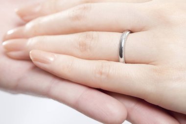 Yüzüklü kadın, evlenme teklifi alıyor. 