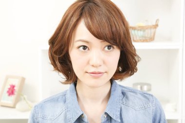 Işıl ışıl evdeki güzel Japon kadının portresi.