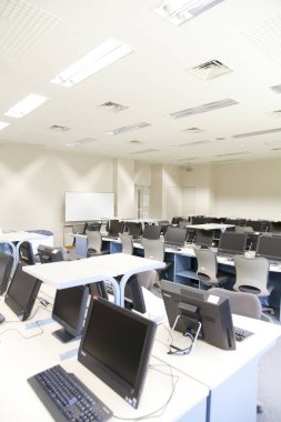 Mobilya ve bilgisayarlı boş sınıfın içi 