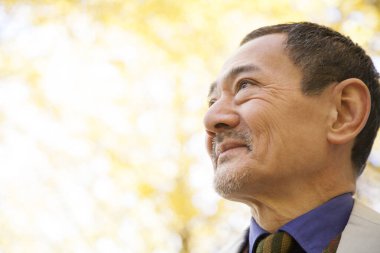 Parktaki son sınıf öğrencisinin portresi.