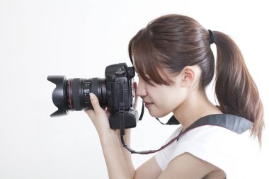 Kameralı genç Asyalı kadın.