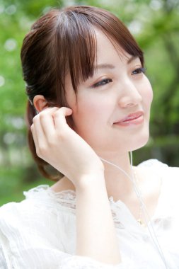 Japon kadın parkta dinleniyor.