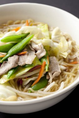 Çin noodle domuz eti ile 