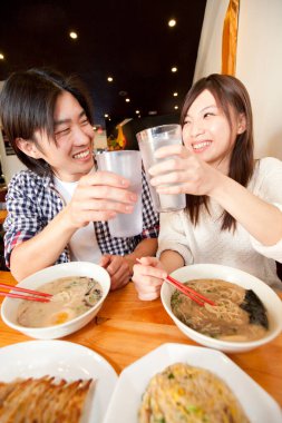 Genç çift restoranda akşam yemeği